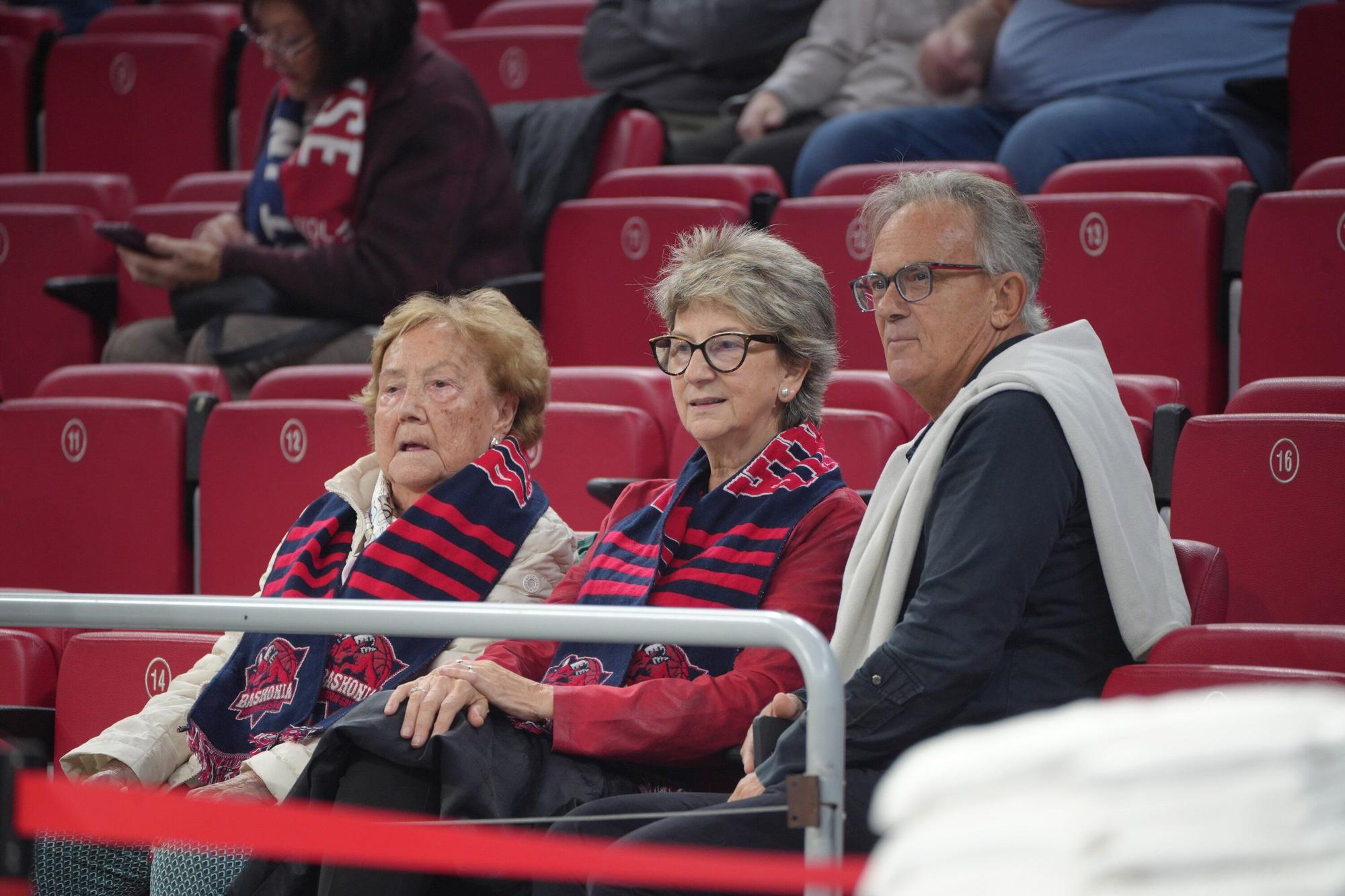 En imágenes: Ambientazo en el Baskonia-Panathinaikos (¡Búscate en las fotos!)