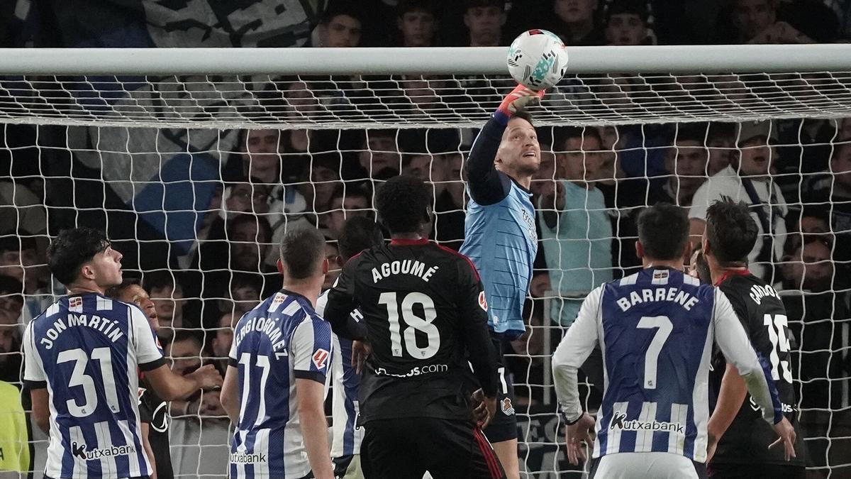 Álex Remiro despeja un balón de puños durante el partido del viernes contra el Sevilla. Álex Remiro despeja un balón de puños durante el partido del viernes contra el Sevilla.