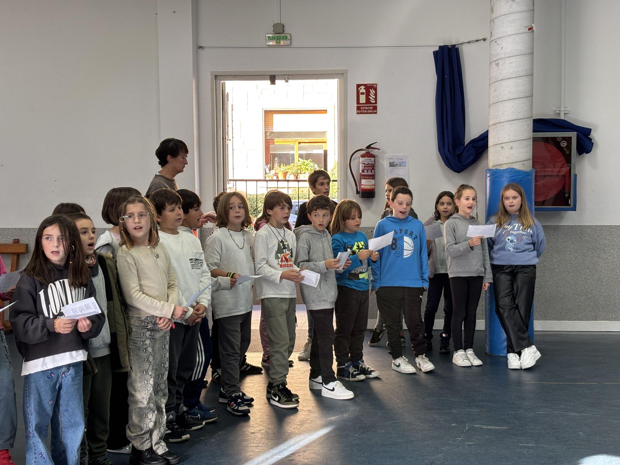 Así fue el Aiton-Amonen Eguna de Ama Guadalupekoa Ikastetxea de Hondarribia