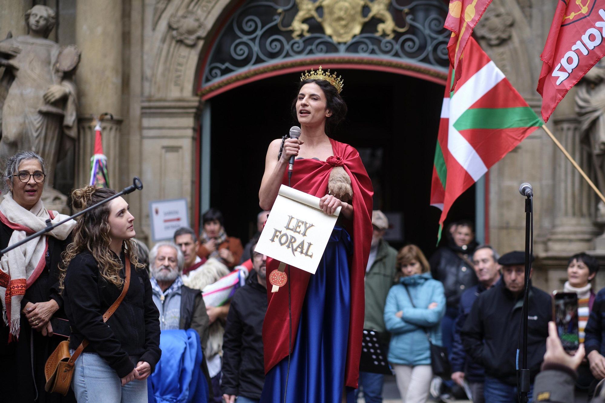 Fotos del homenaje a la estatua que corona el monumento que se erigió hace más de 100 años recordando la lucha popular en el Día de Navarra