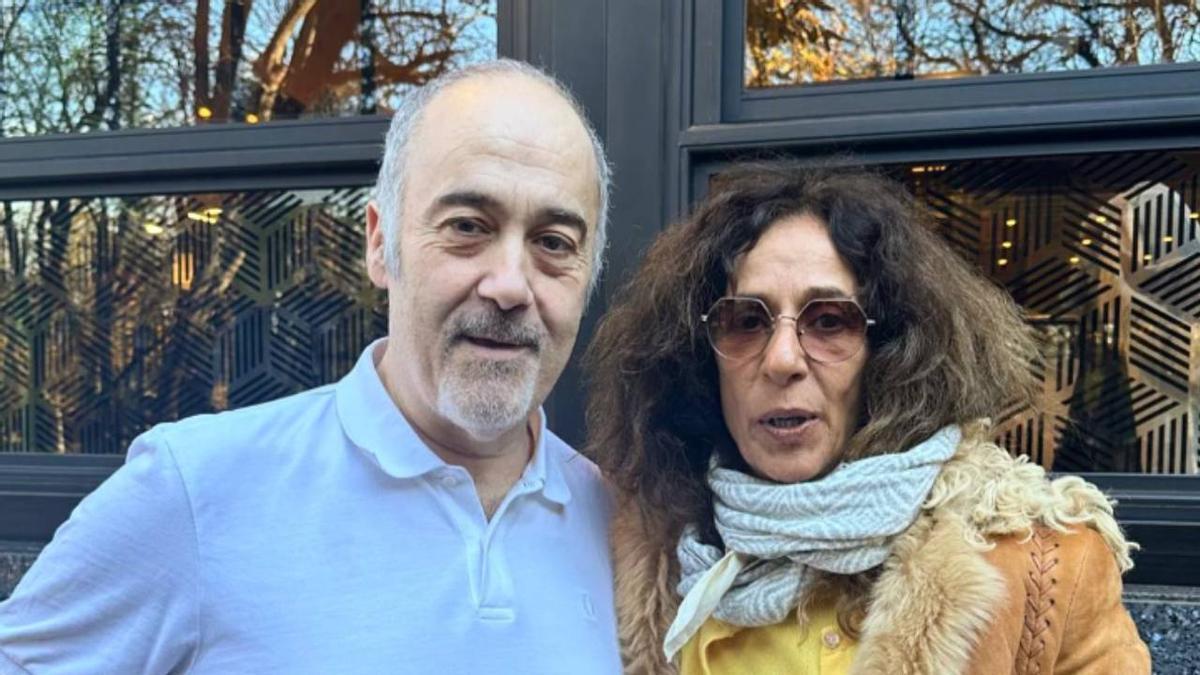 Rosario Flores junto al cocinero Martín Iturri