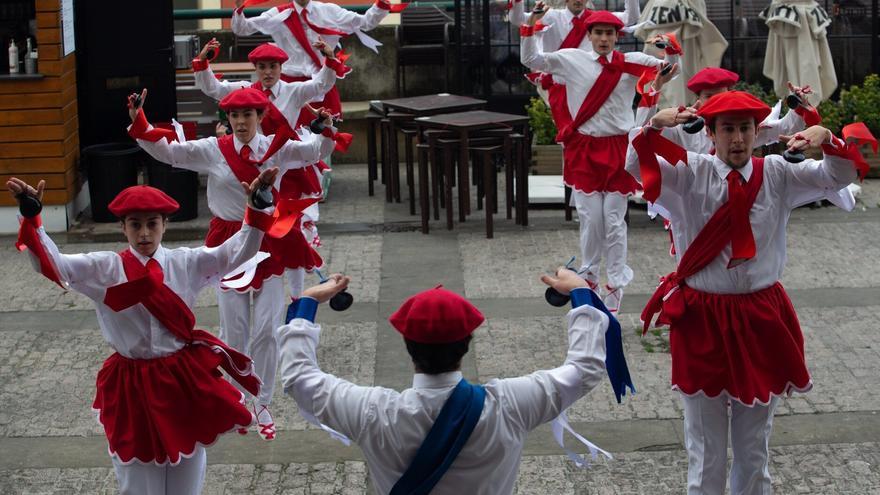 Generaciones que bailan juntas en Oñati: Oñatz cumple 55 años