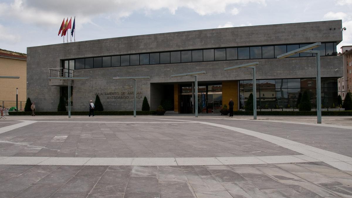 Fachada de la casa consistorial de Ansoáin.