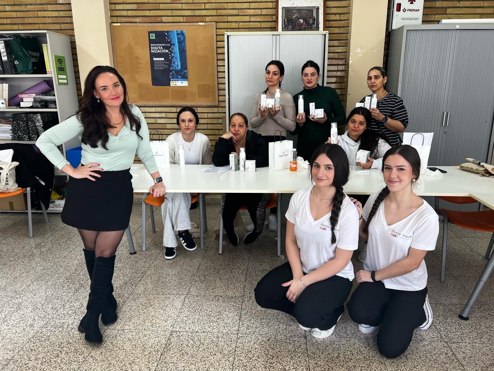 Zulema Blanco, de Ponte Mona, en Sestao, quien dirigió las sesiones, junto a compañeras y participantes.