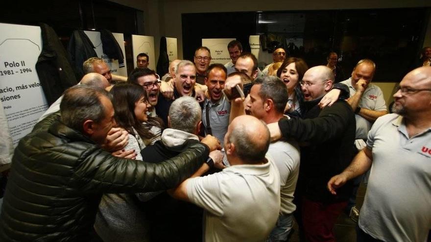 Integrantes de la sección de UGT en VW Navarra celebran los resultados.