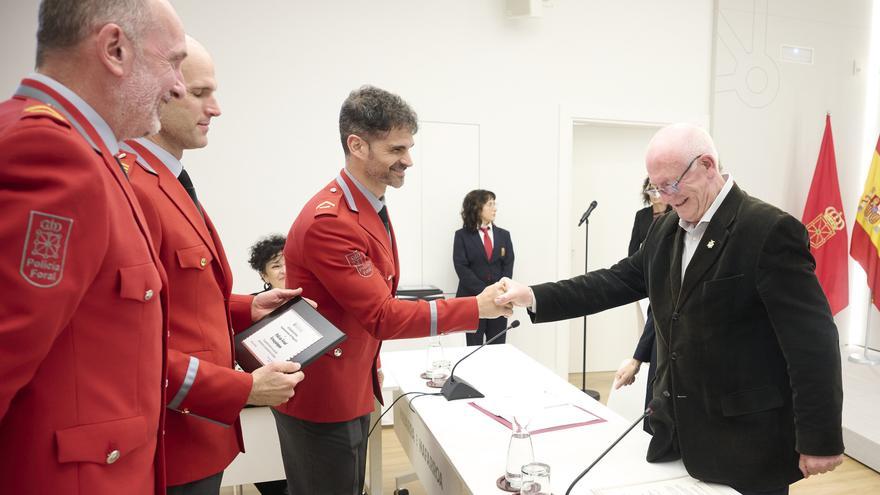 Fotos del  acto de reconocimiento a profesionales de Navarra por su labor tras la dana de Valencia en Paiporta