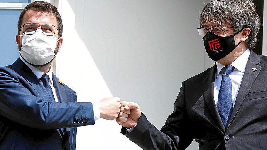 Pere Aragonès y Carles Puigdemont se saludan en la Casa de la República en Waterloo. Foto: Efe