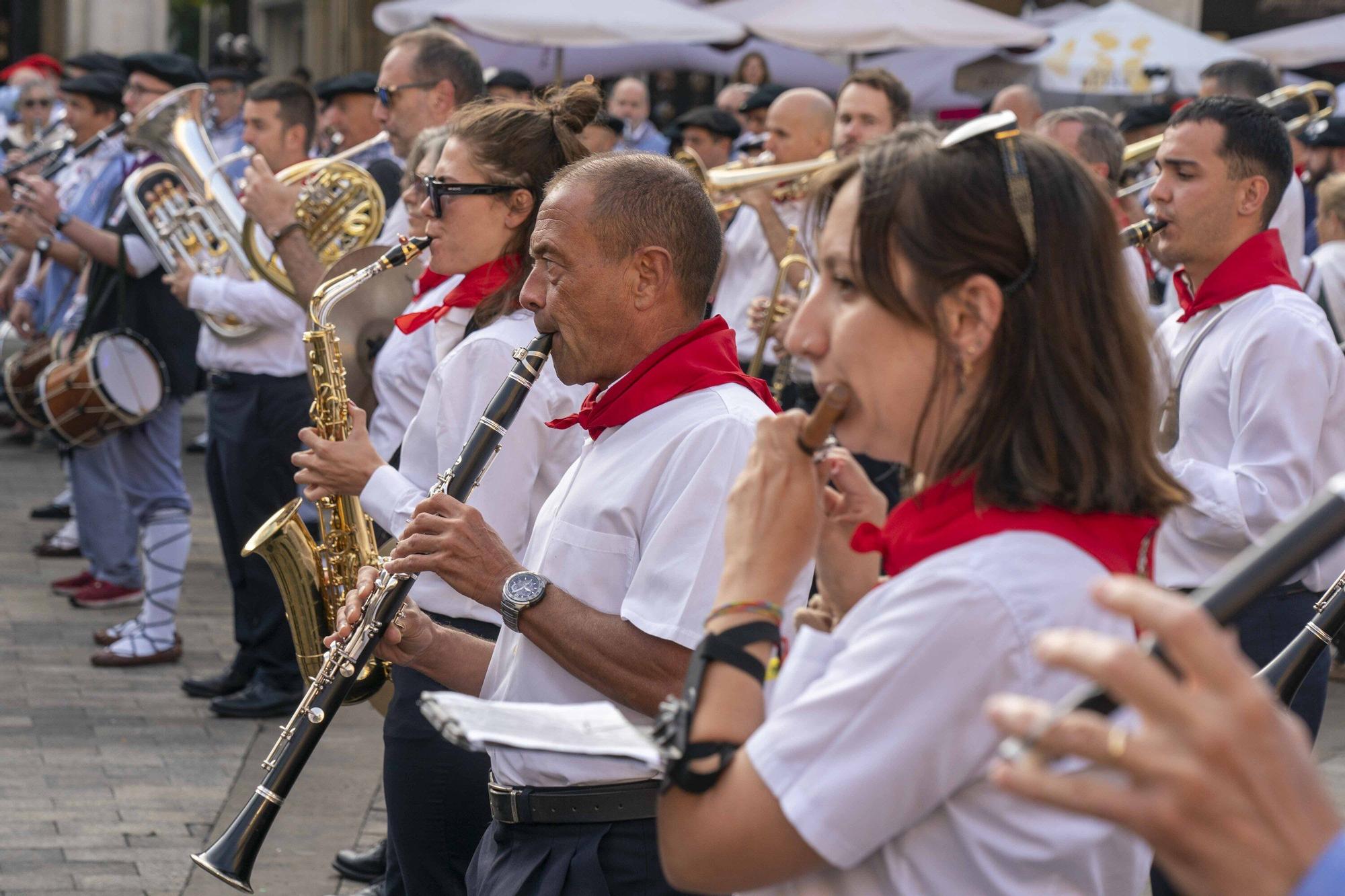 En imágenes: Las dianas llaman a la fiesta en la Plaza Nueva