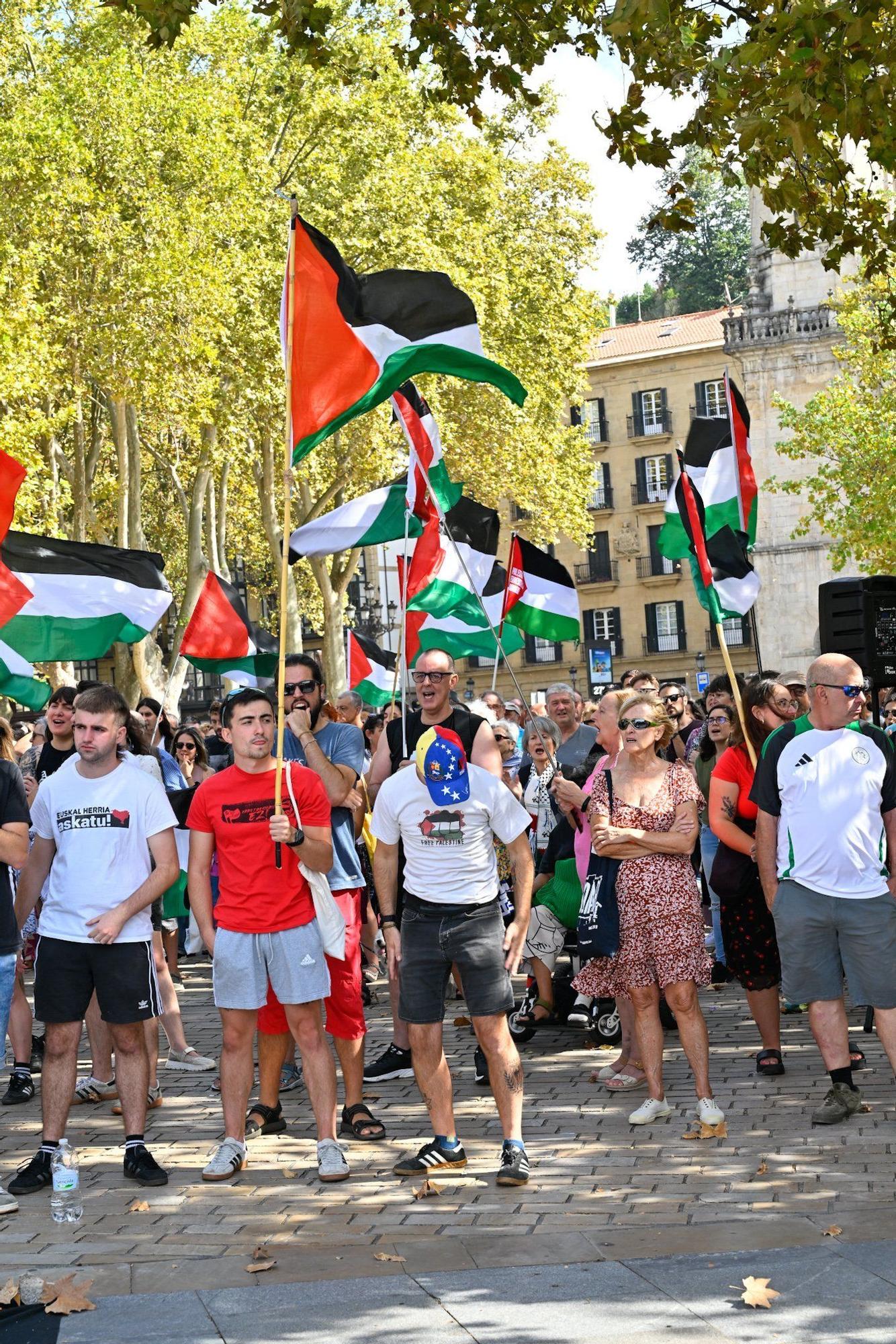 En imágenes: Más de 300 personas se concentran en El Arenal para denunciar el ataque terrestre sobre la ciudad de Gaza