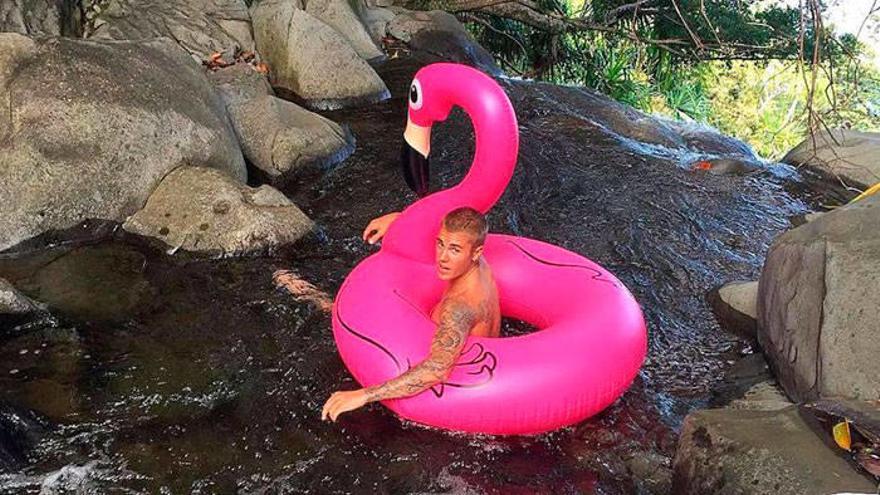 Justin Bieber pasea desnudo por Hawái