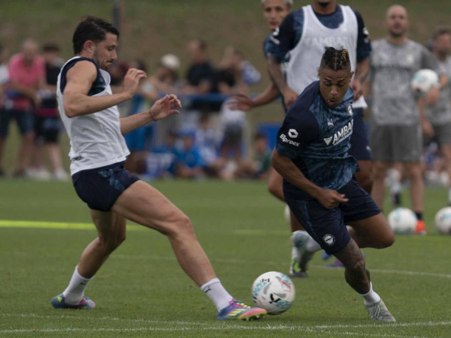 Mariano regatea a Garcés durante el entrenamiento.