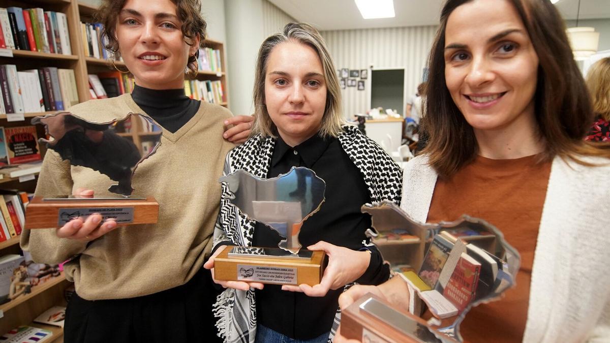 Laura Chivite, Elisabeth Casillas y Karmele Mitxelena, ayer, con los Euskadi de Plata.  |