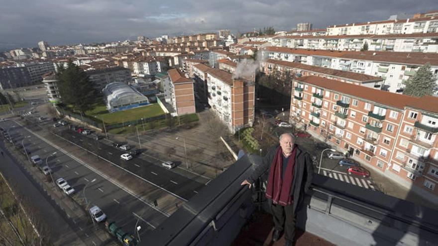 El arquitecto Sigfredo Martín posa desde la terraza de los Edificios Inteligentes desde donde se avista el barrio de la Milagrosa