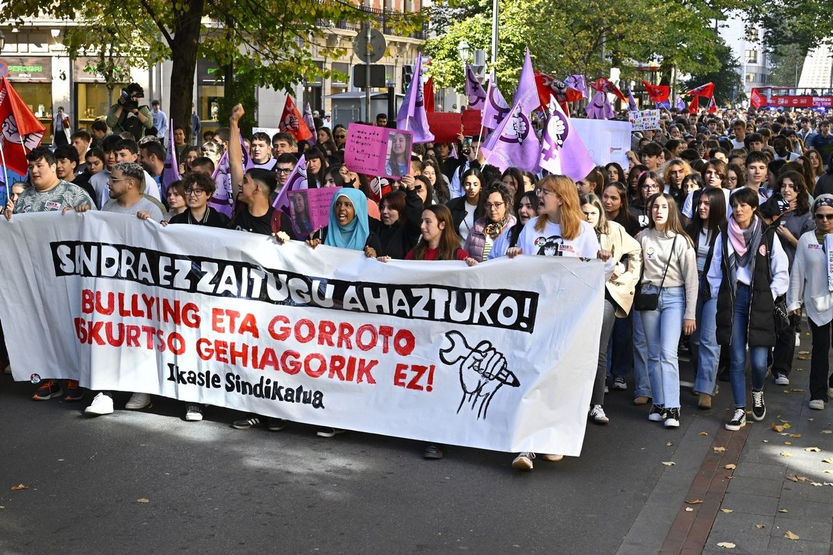 Estudiantes salen a la calle en Bilbao contra el 'bullying'