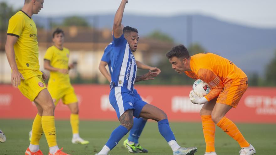 El Alavés, peleado con el gol ante el Girona (1-0)