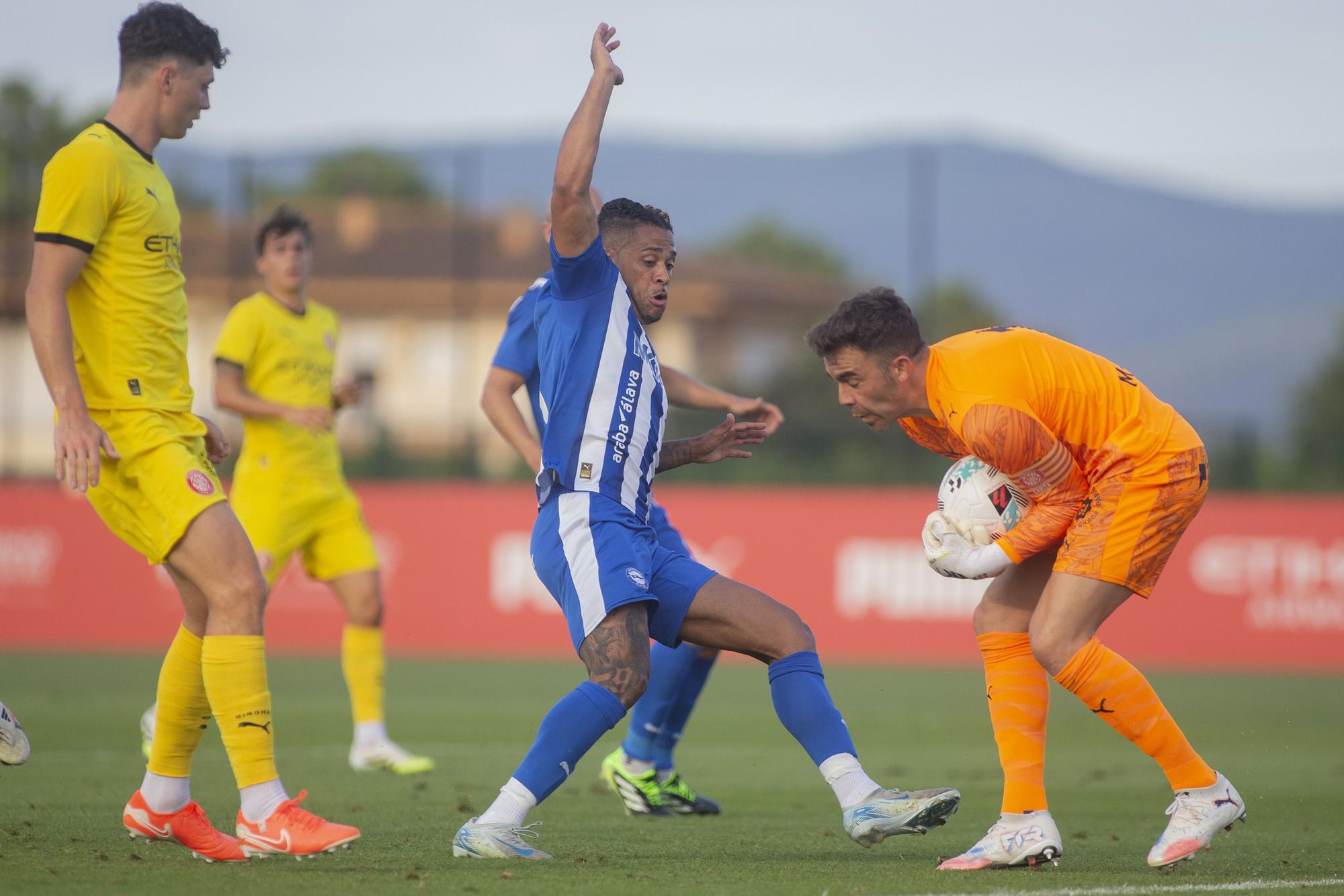 En imágenes: El Alavés, peleado con el gol ante el Girona (1-0)