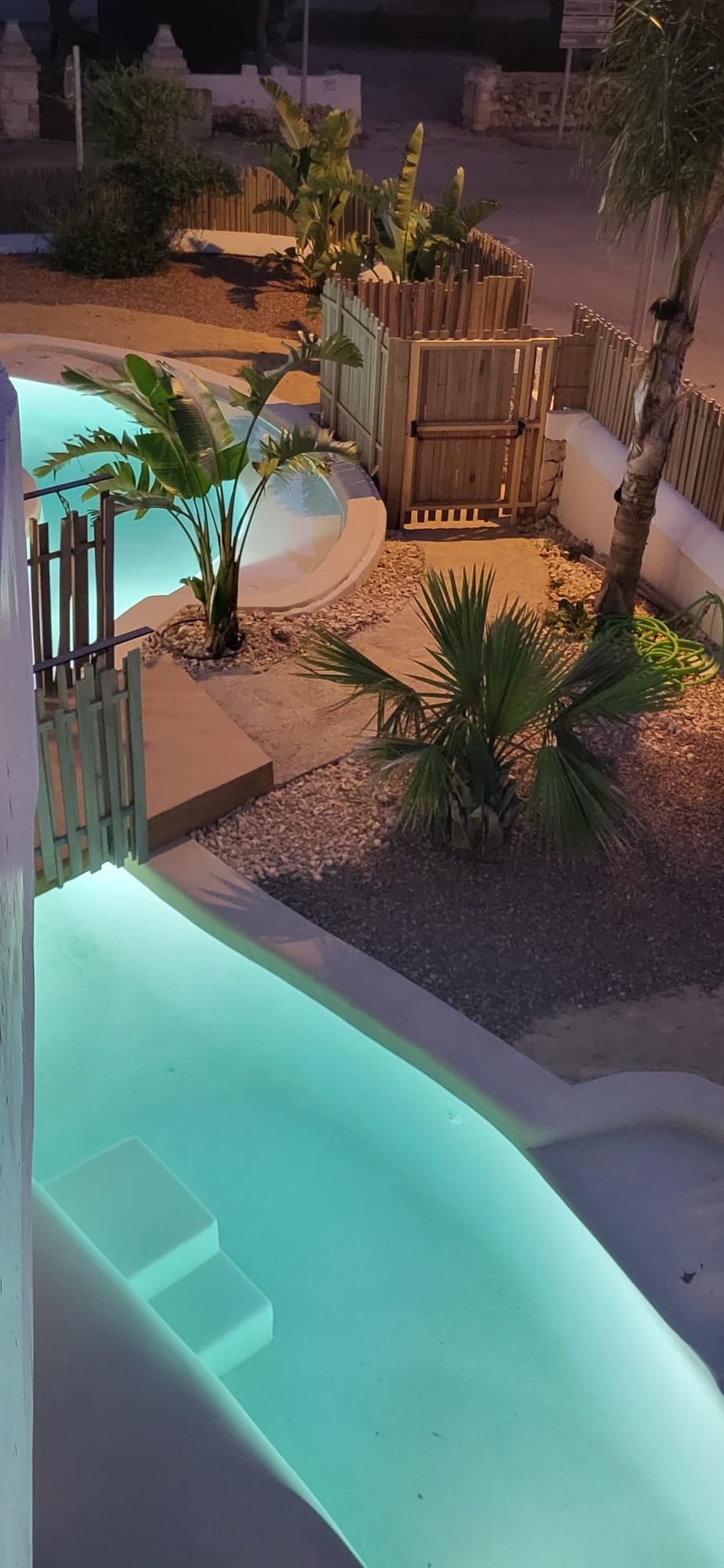 Lo rompedora piscina Mediterranean Sea, diseñada por una constructora donostiarra, para un hotel en Menorca