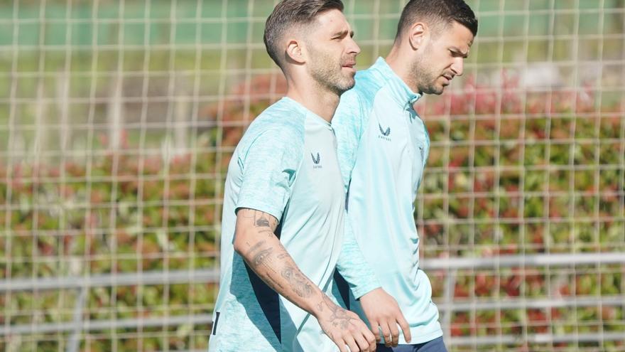 Yeray está en el quicio de la puerta esperando su turno