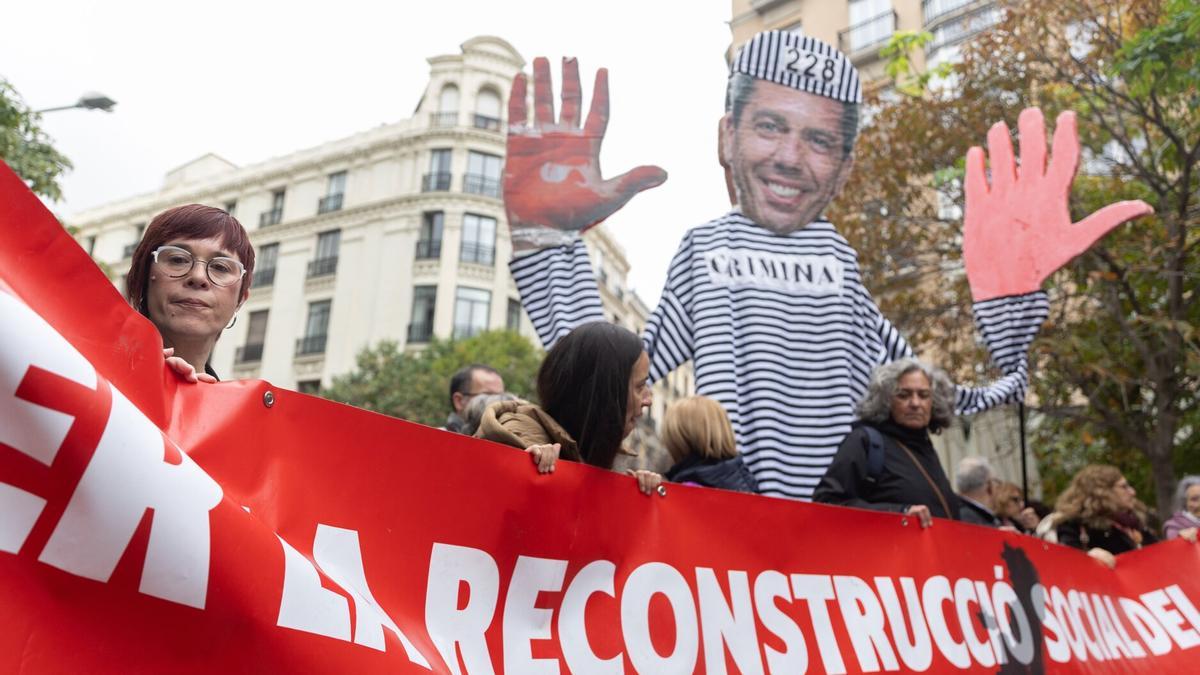 Protestas durante la declaración de Mazón ante la comisión de investigación del Congreso por la gestión de la Dana.