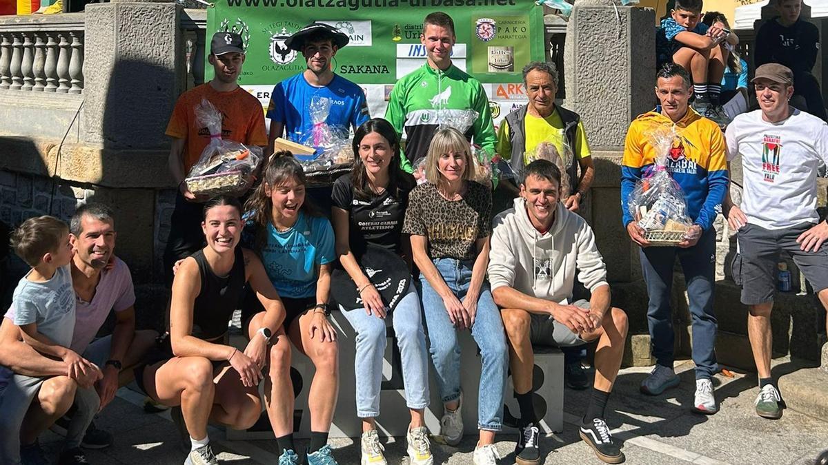 Foto de familia de los corredores y corredoras premiadas en las diferentes categorías.