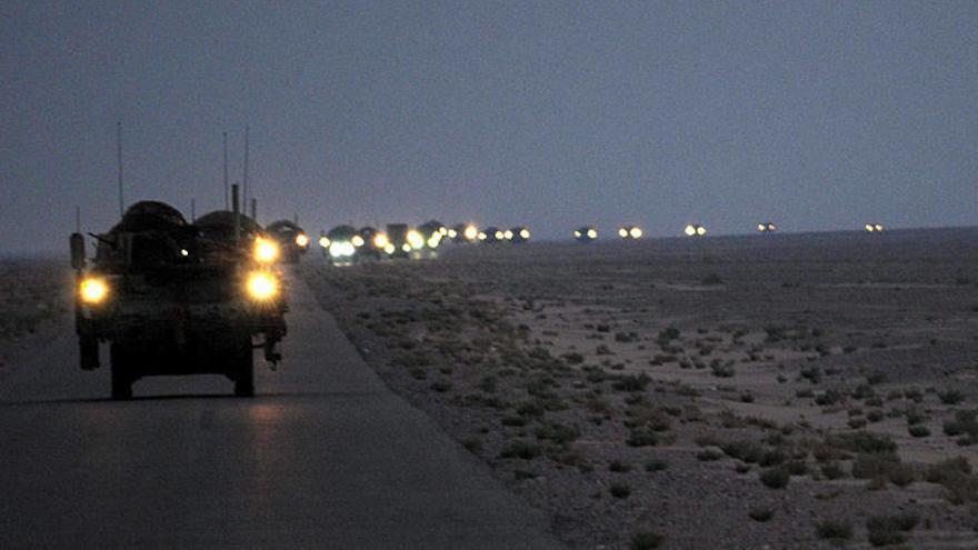 Fotografía facilitada por las Fuerzas Multinacionales que muestra un convoy militar estadounidense de la segunda división de infantería durante su última patrulla por Irak.