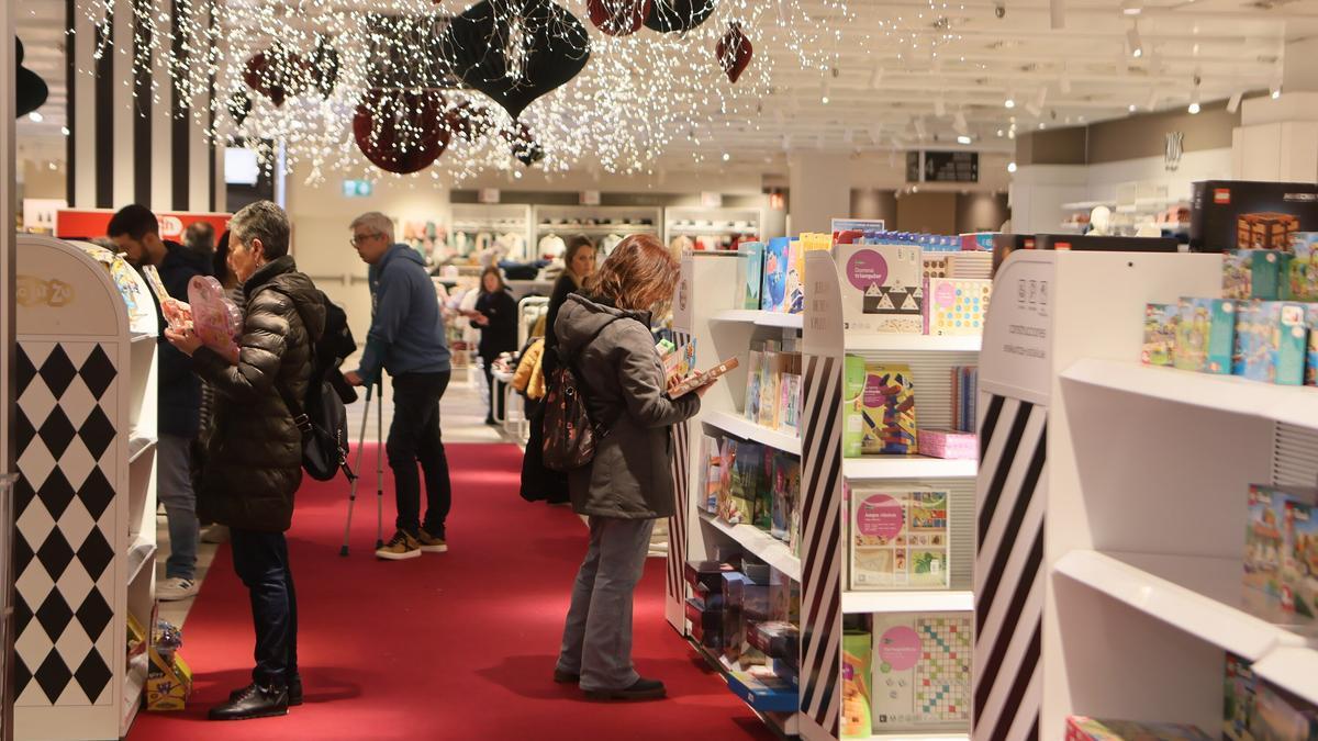 En imágenes: En busca de los regalos más buscados en Vitoria