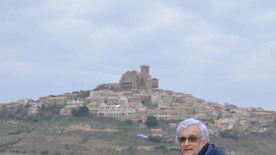 El bloguero Mikel Burgui posa con su localidad natal, Ujué, de fondo.