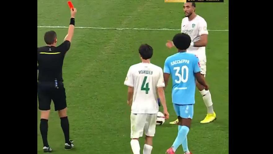 Lo expulsan y regala su camiseta a un fan, pero el árbitro anula la roja y pasa esto