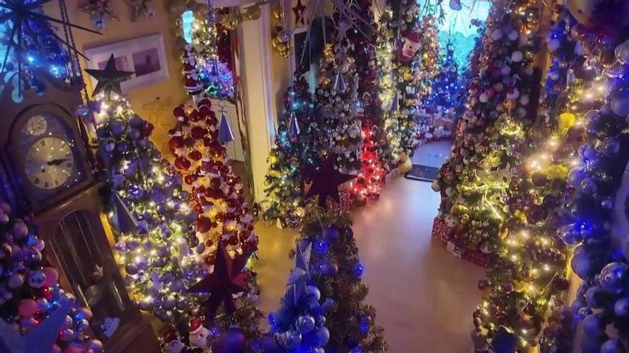 Una pareja logra un récord mundial tras adornar una sola casa con 605 árboles de Navidad