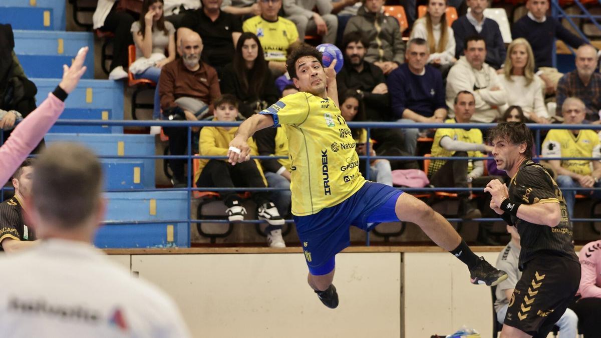 Rodrigo Salinas, durante el partidazo del Irudek Bidasoa Irun la pasada temporada ante Granollers en Artaleku