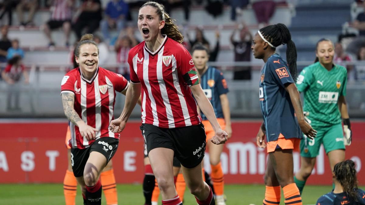 Irene Oguiza, con el brazalete de capitana, celebra el primer gol del partido.