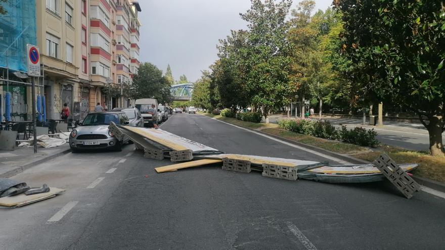 Fuertes rachas de viento cortan el tráfico en Portal de Castilla
