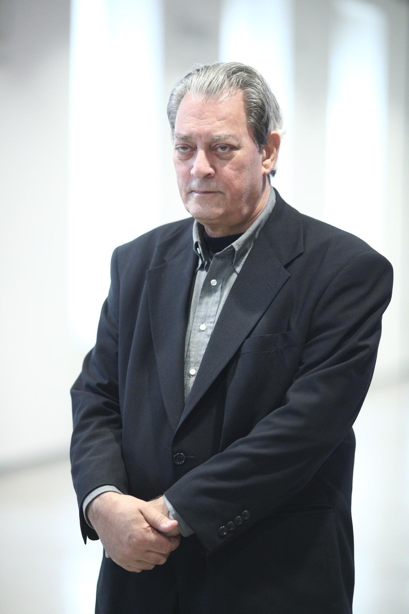 Paul Auster (77), escritor, guionista y director.