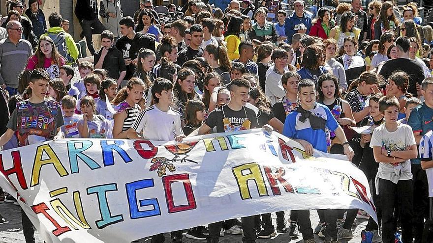 El alumnado de los centros escolares de Altsasu se juntó a mediodía en la plaza de Los Fueros.  | FOTO: N.M.