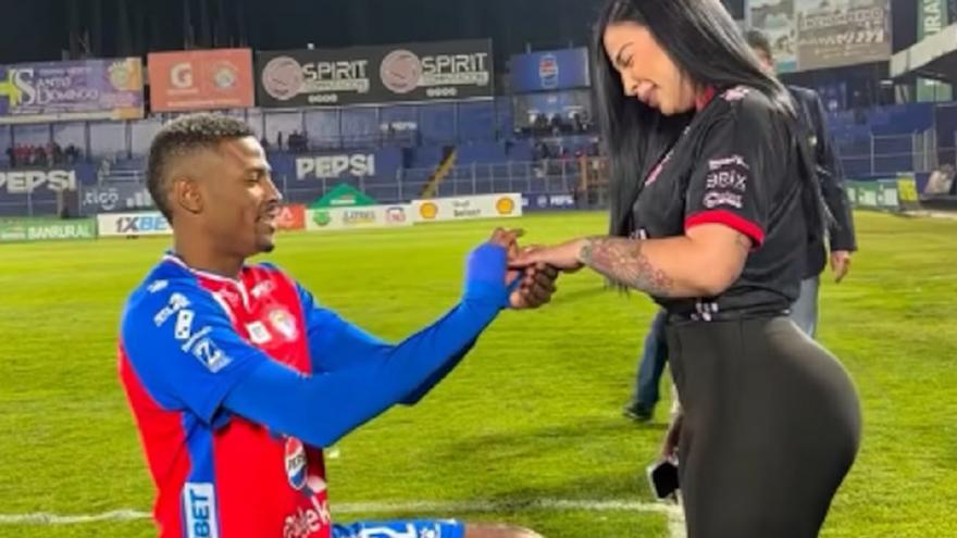 Un futbolista y su novia se dan el sí quiero en el estadio y rompen tres días después