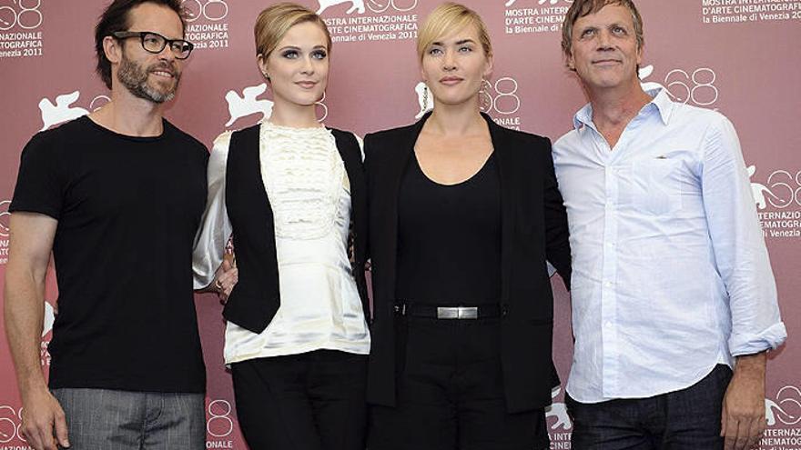 El director estadounidense Todd Haynes posa con los miembros del elento: el actor australiano Guy Pearce (izq), la estadounidense Evan Rachel Wood (segunda a la izq) y la actriz británica Kate Winslet en la sesión de fotos de &quot;Mildred Pierce&quot; du