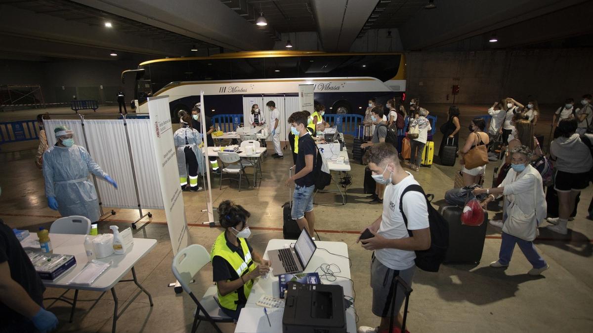 Dispositivo instalado en la estación de autobuses para cribar a los jóvenes procedentes de Salou.
