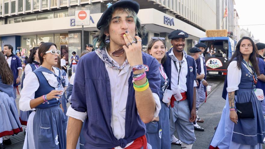 En imágenes: Paseíllo de Blusas y Neskas del día 6 de agosto