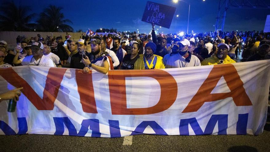 Cubanoamericanos han mostrado su apoyo a las protestas en Cuba cortando una autopista en Miami