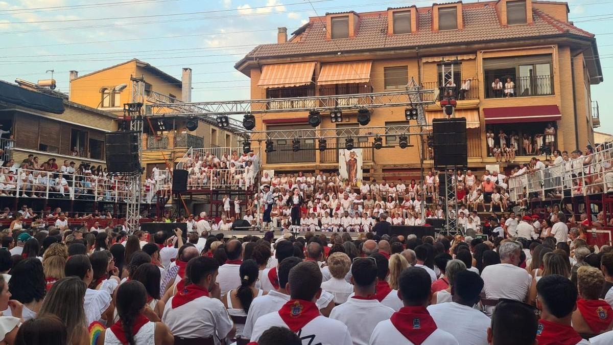 La plaza de Murchante, a rebosar para disfrutar de su paloteado.