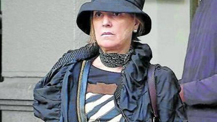 Rosalía Iglesias a su salida de su domicilio.