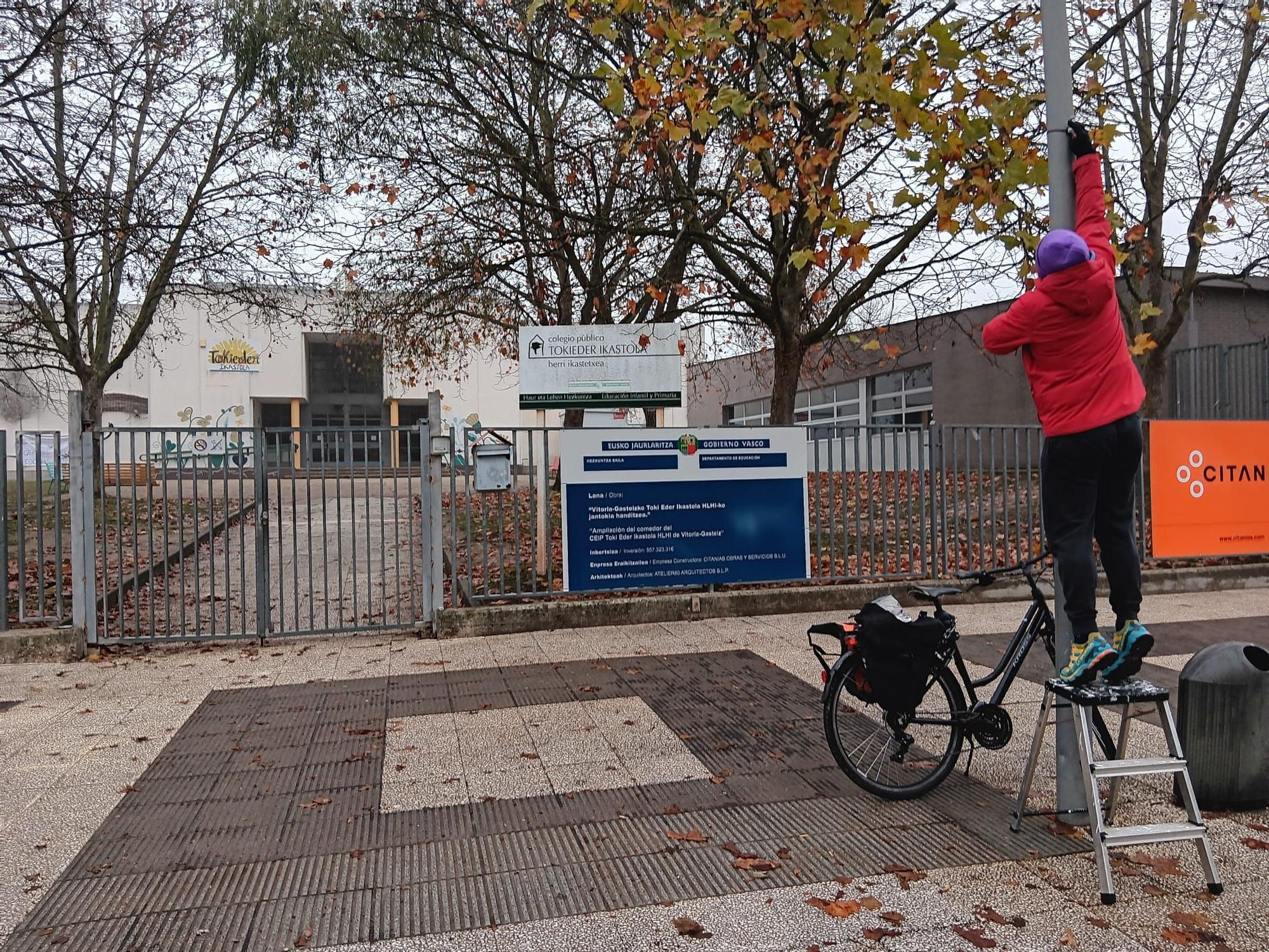 Un voluntario de Bizikleteroak coloca una de las probetas usadas para el estudio frente a Toki Eder.
