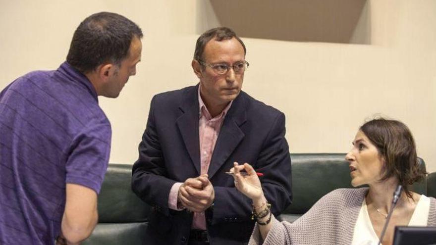 Los parlamentarios de EH Bildu Unai Urruzuno y Juanjo Agirrezabala, conversan con la presidenta del Parlamento Vasco, Bakartxo Tejeria.