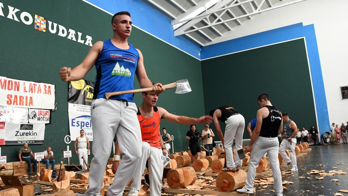 Julen Urrutia y Aritz Oiarbide con el trabajo finalizado.