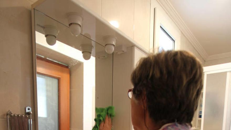 Una empleada, desempeñando su trabajo en una vivienda.
