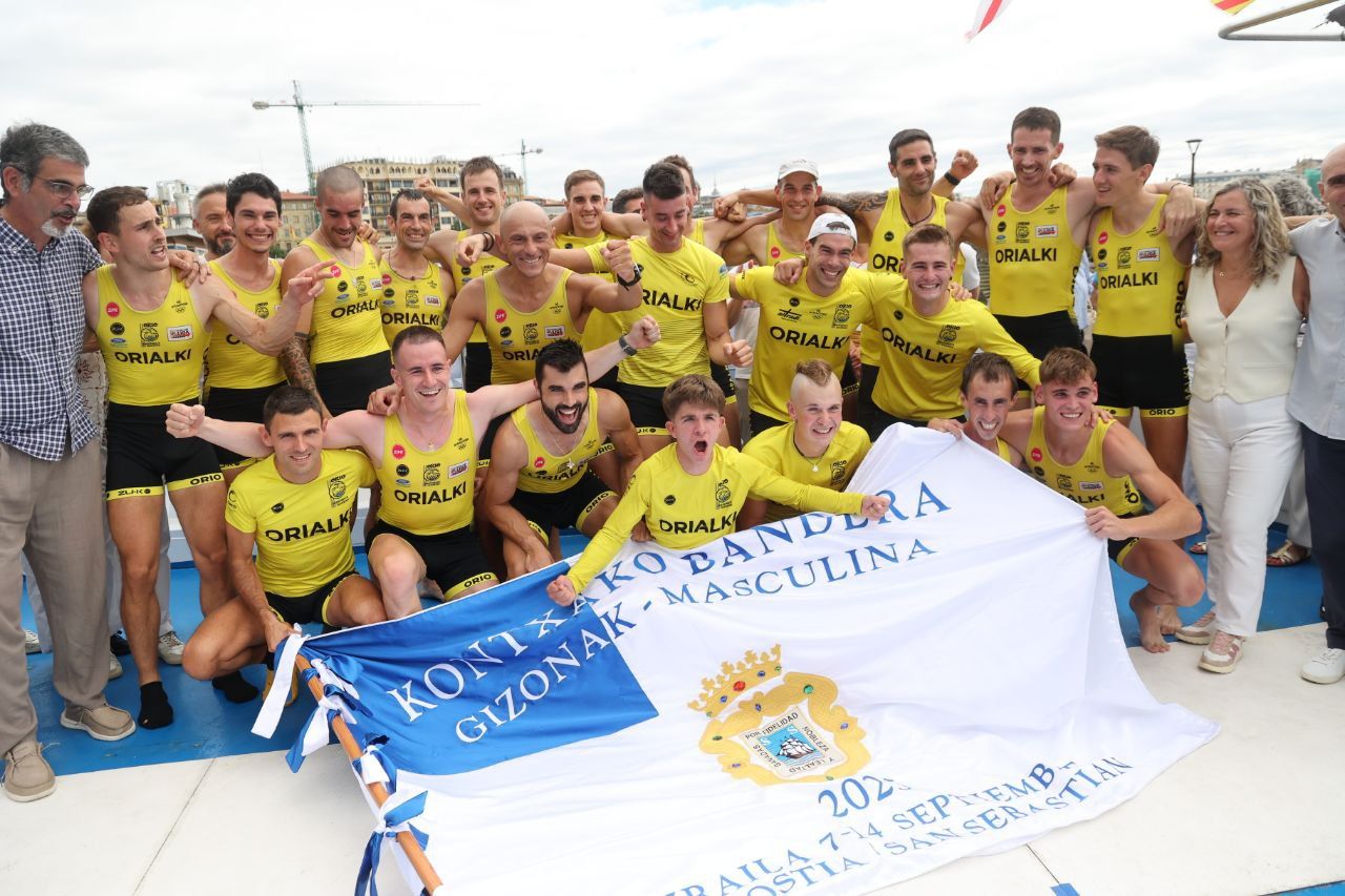 Donostia Arraun Lagunak y Orio celebran el triunfo en la Bandera de la Concha