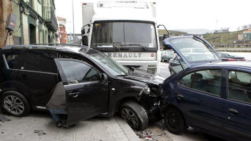Un camión se queda sin frenos y se empotra contra varios coches en Erandio