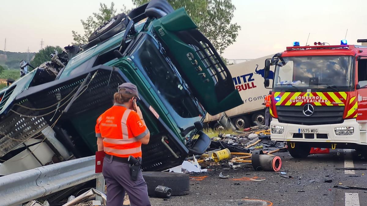Así ha quedado el camión en el que viajaba el camionero fallecido en la AP-68