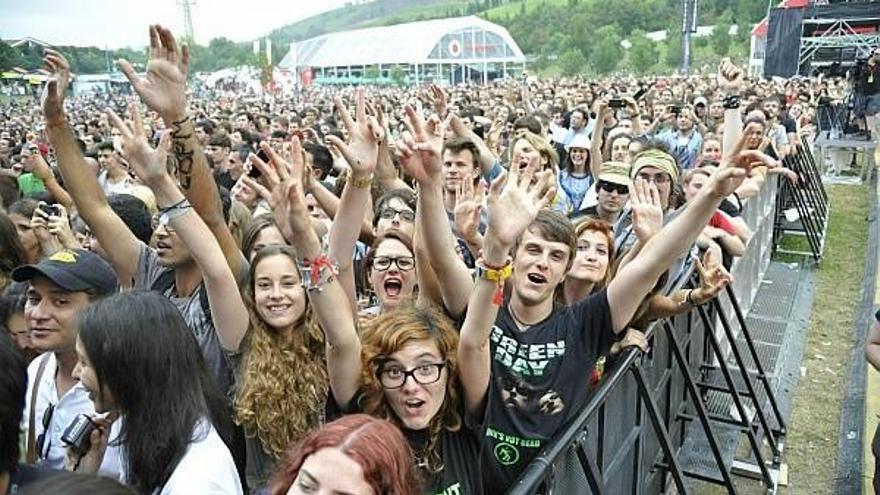 El público del BBK Live Festival asiste a una actuación en el monte Kobetas.