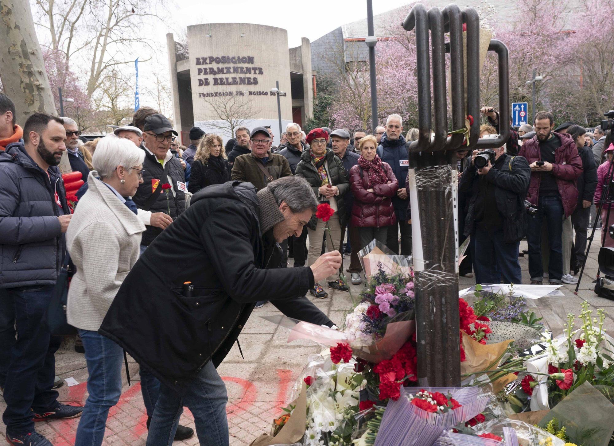Ofrenda floral en recuerdo a las víctimas del 3 de marzo